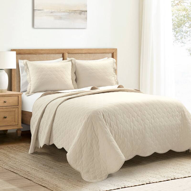 Lush Decor Coastal Chic Scallop Edge Reversible Quilt - Neutral/White - King - Cal King