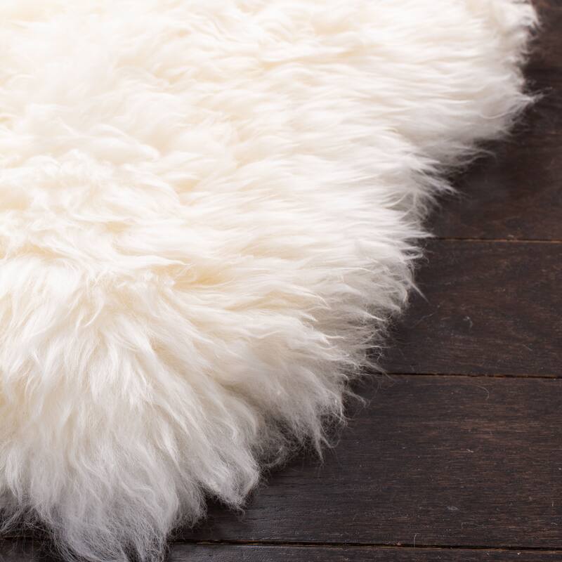 SAFAVIEH Handmade Natural Sheepskin Leanca 3.4-inch Thick Rug
