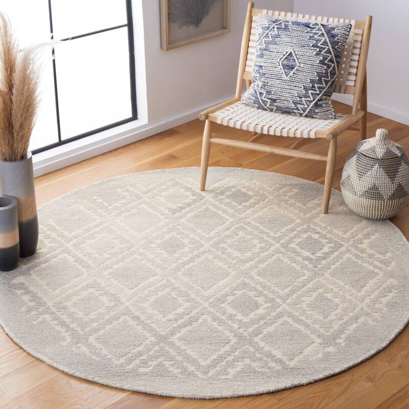 SAFAVIEH Handmade Casablanca Shag Jaione Diamond Trellis Rug - 6' Round - Beige/Grey
