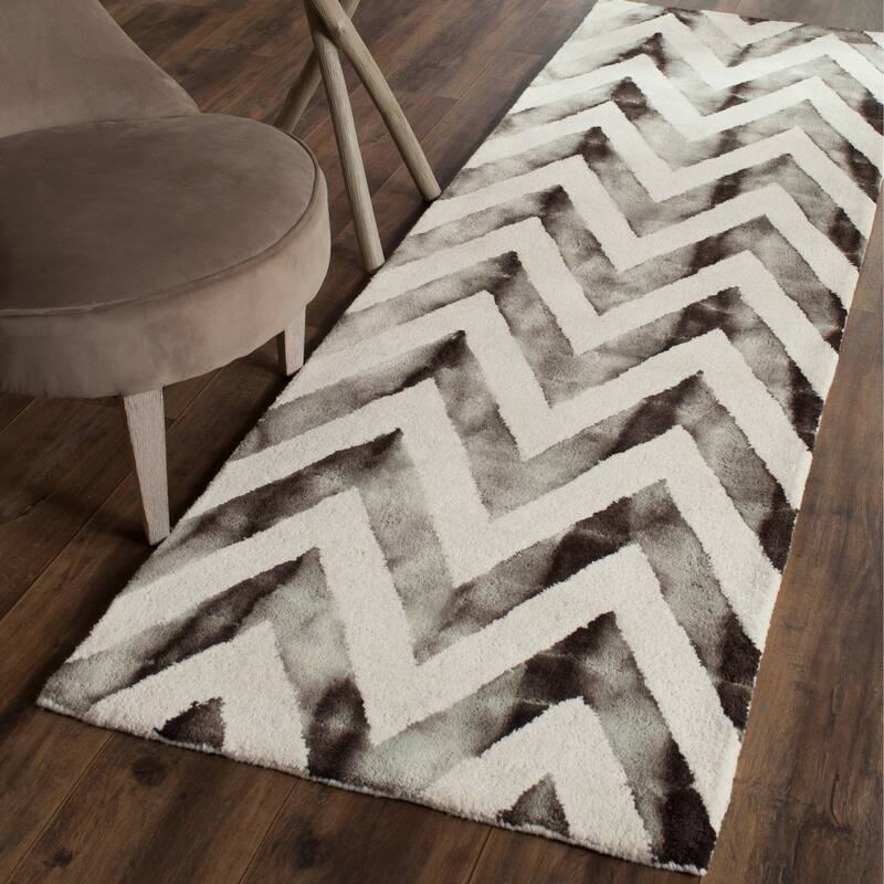 SAFAVIEH Dip Dye Erkhild Hand-tufted Wool Chevron Area Rug - 2'3" x 12' Runner - Ivory/Charcoal