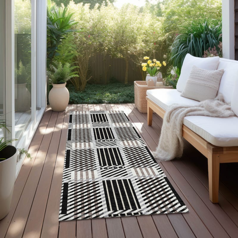 Machine Washable Indoor/ Outdoor Geometric Stripe Chantille Rug - Black - 2'3" x 7'6"