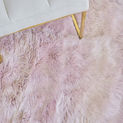 EXQUISITE RUGS Sheepskin Hand-stitched Blush Area Rug.