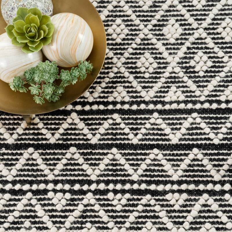 Nuloom Cisneros Modern Solid Textured Wool/Cotton Blend Handmade Area Rug with Tassels