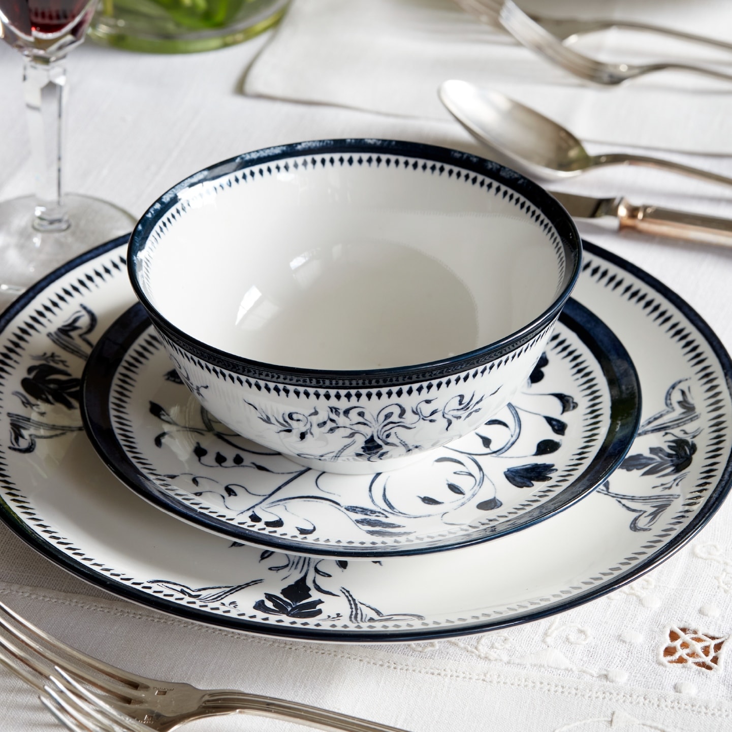 LEMIEUX ET CIE Bruges 16-Piece Porcelain Dinnerware Set