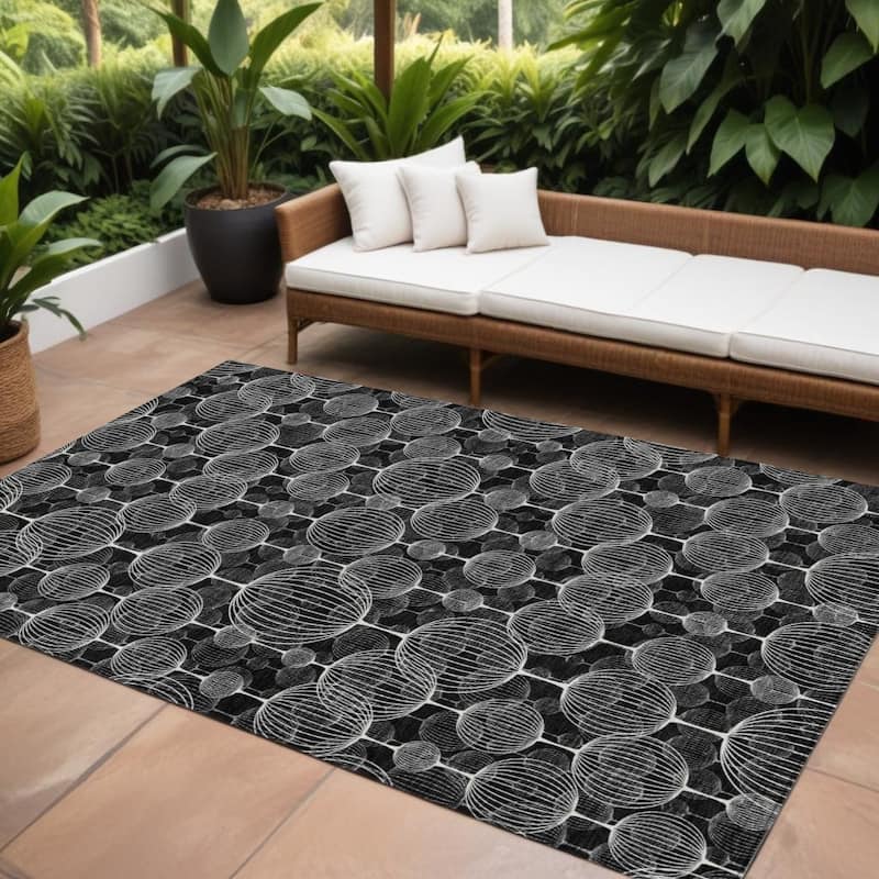 HomeRoots Geometric Transitional Rectangle Outdoor Rug - 8' X 10'