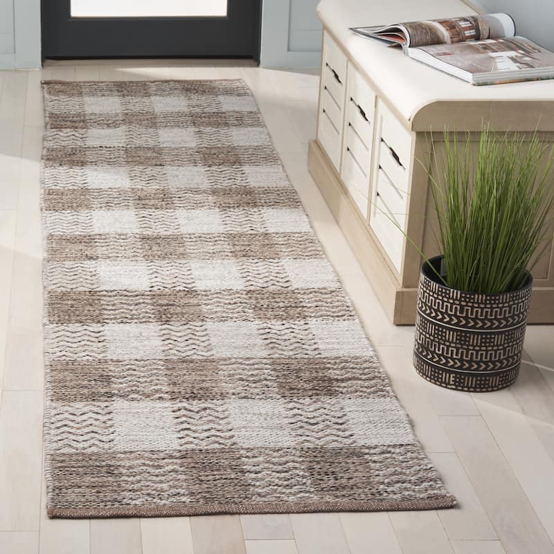 SAFAVIEH Handmade Flatweave Kilim Lyubov Checkered Wool Rug - 2'3" x 9' Runner - Light Grey/Brown