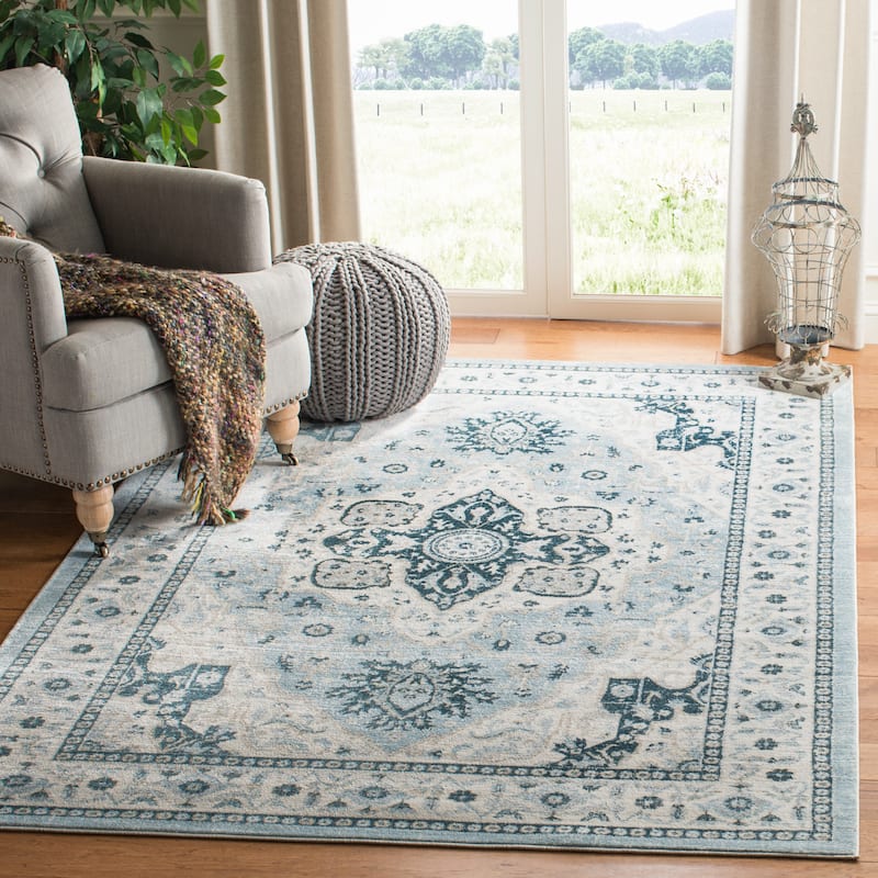 SAFAVIEH Isabella Vergilia Traditional Oriental Rug - Light Blue/Cream - 5' 3" x 7' 6"