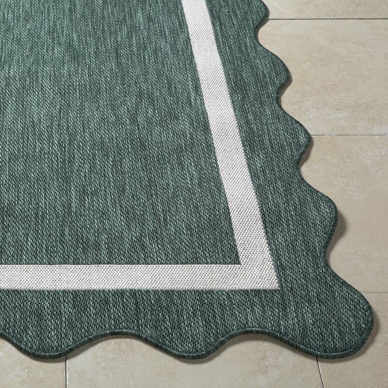 Livabliss Miami Beach Traditional Indoor / Outdoor Area Rug