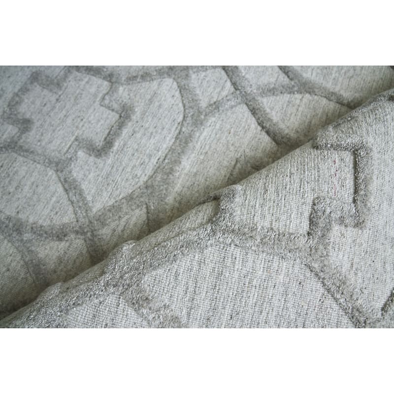 EXQUISITE RUGS Windsor Hand-loomed Wool/Bamboo Silk Light Silver Area Rug.