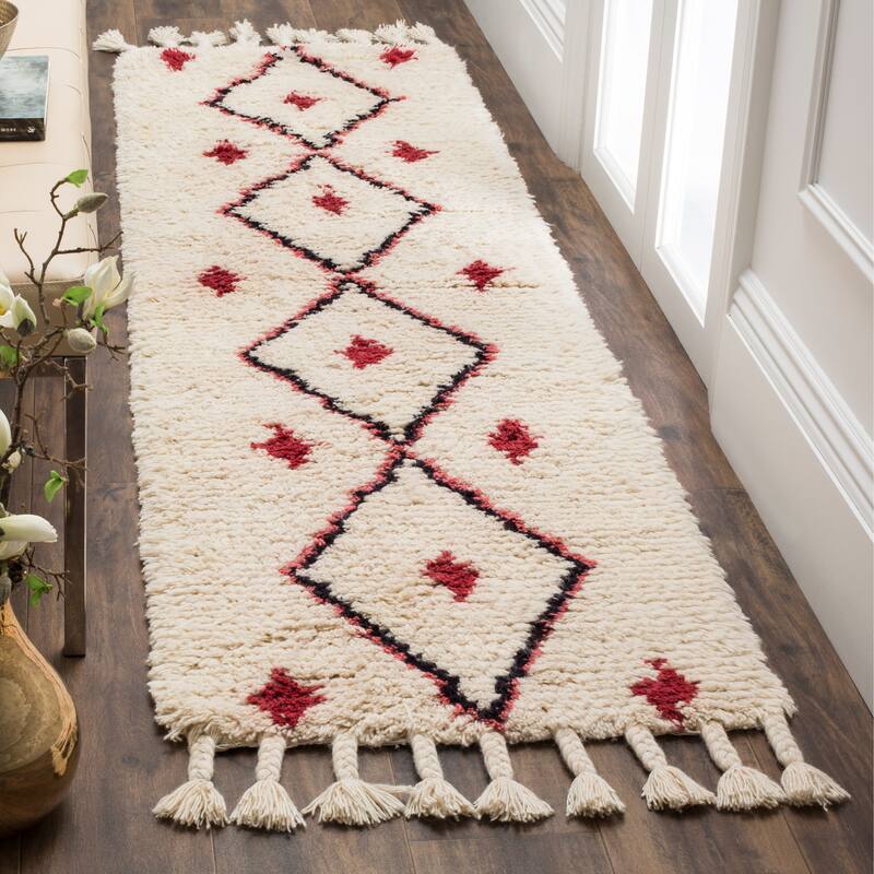 SAFAVIEH Handmade Casablanca Shag Ieteke Tribal Moroccan Wool Rug - 2'3" x 8' Runner - Ivory/Fuchsia