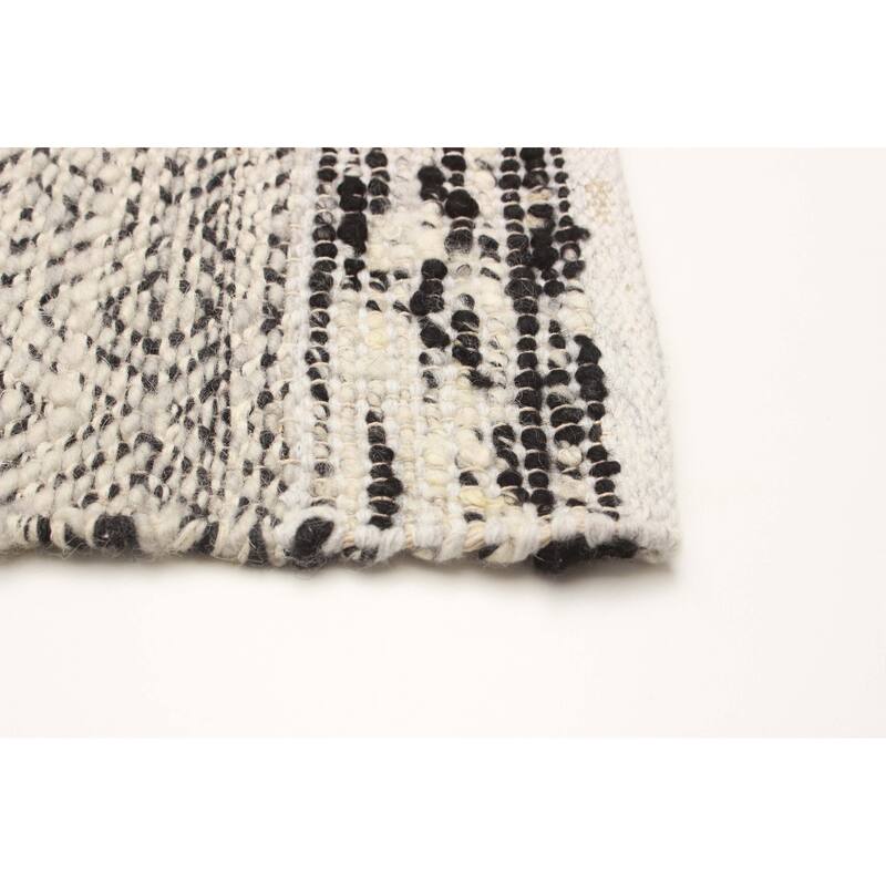 Sienna Black, Ivory Rug 5'3" x 7'7" - 5'3 x 7'7