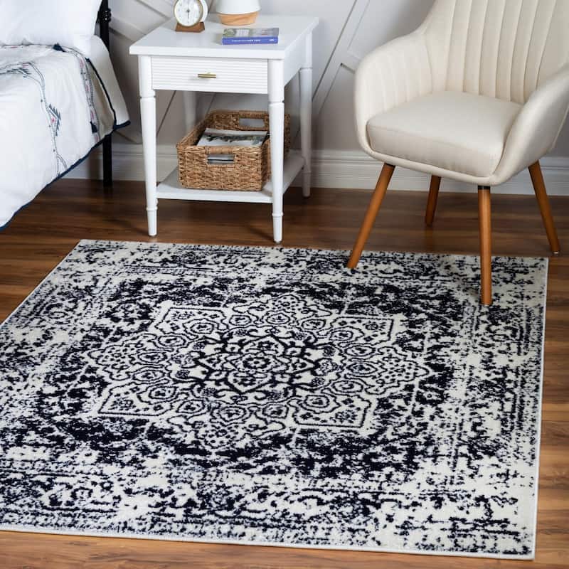 Traditional Brenda Collection Area Rug - Blue - 5' Square