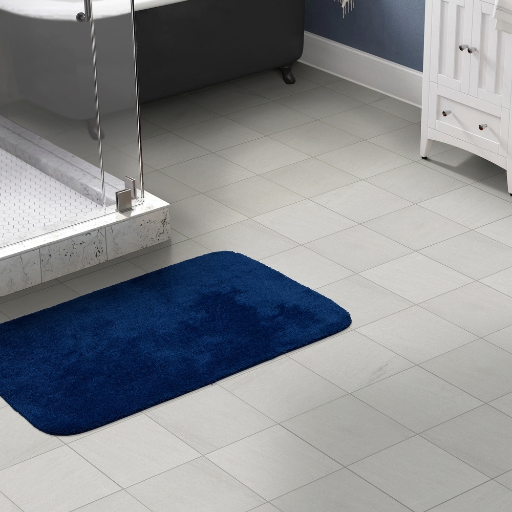 https://ak1.ostkcdn.com/images/products/is/images/direct/86e99ded07a92be10dfe1189afa9a373a3df96dc/Garland-Traditional-Plush-Washable-Nylon-Bathroom-Rug.jpg