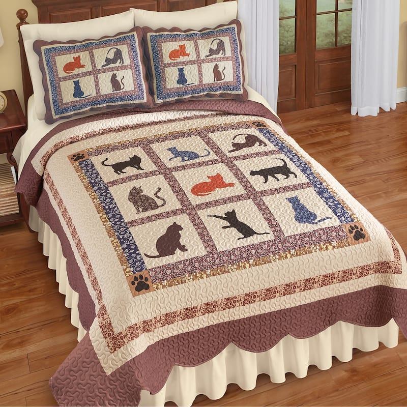 Playful Cat Patchwork Scalloped Edge Quilt - Cream - King - 1 Piece
