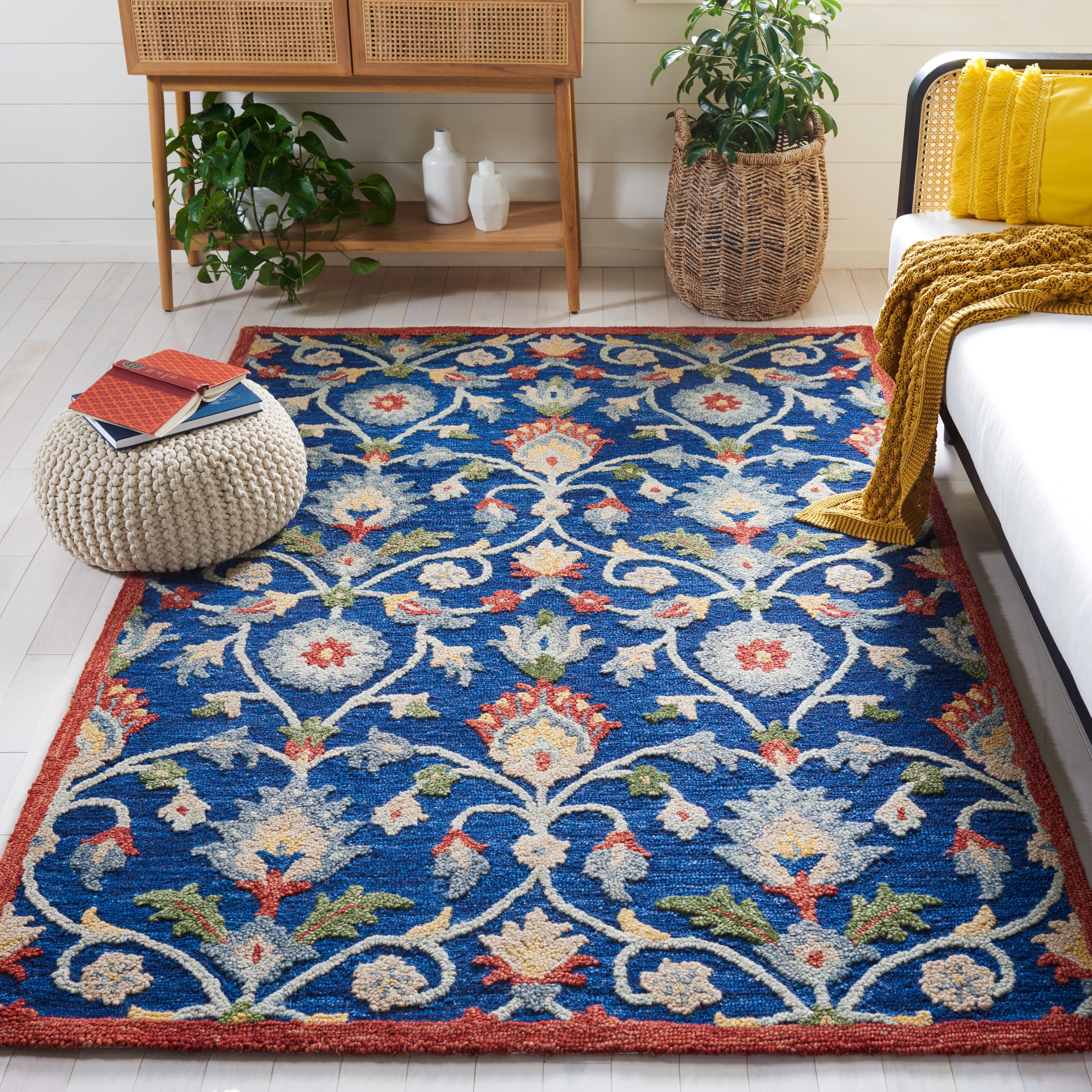 SAFAVIEH Handmade Blossom Violanta Floral Wool Rug