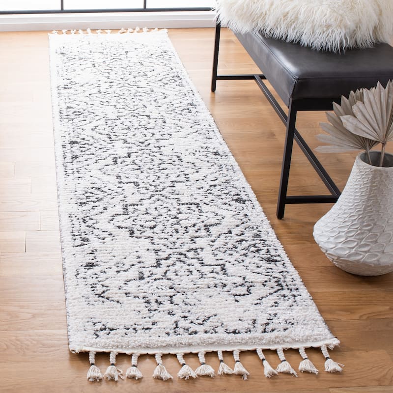 SAFAVIEH Moroccan Tassel Shag Reatha 0.75-inch Thick Rug - 2'2" x 9' Runner - Ivory/Black