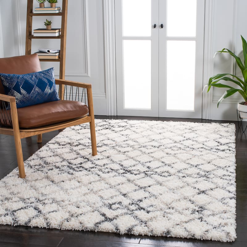 SAFAVIEH Fontana Shag Vladilena Moroccan 2-inch Thick Rug - Ivory/Grey - 5' 3" x 7' 6"