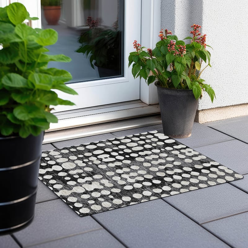 Machine Washable Indoor/ Outdoor Chantille Abstract Dots Rug - Black - 1'8" x 2'6"