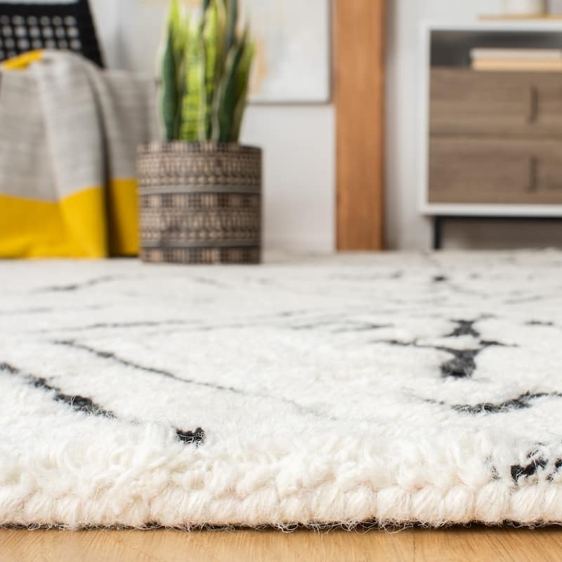SAFAVIEH Handmade Casablanca Shag Gjenovefa Tribal Wool Rug