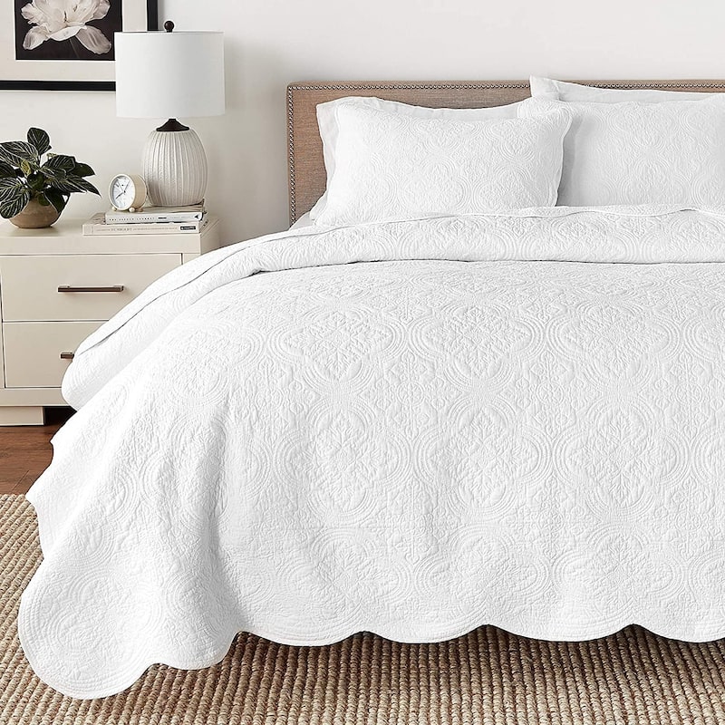 Blantyre Scalloped Edge White Cotton 3-piece Oversized Quilt Bedding Set - White - Full - Queen