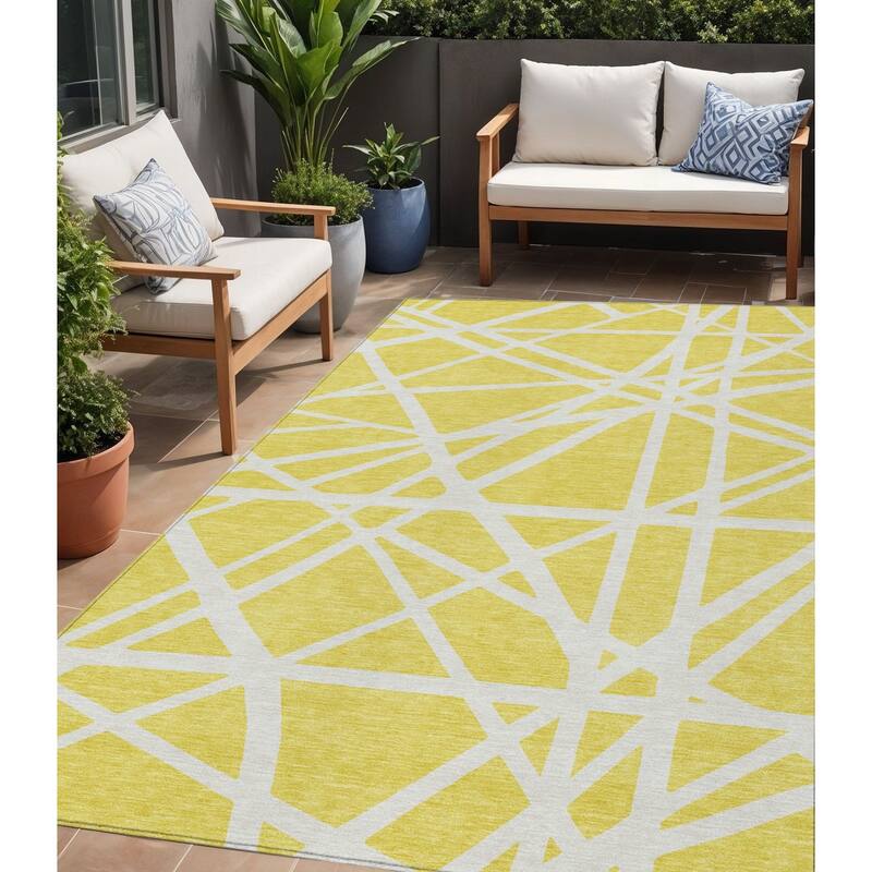 HomeRoots Geometric Transitional Rectangle Outdoor Rug - 5' X 8'