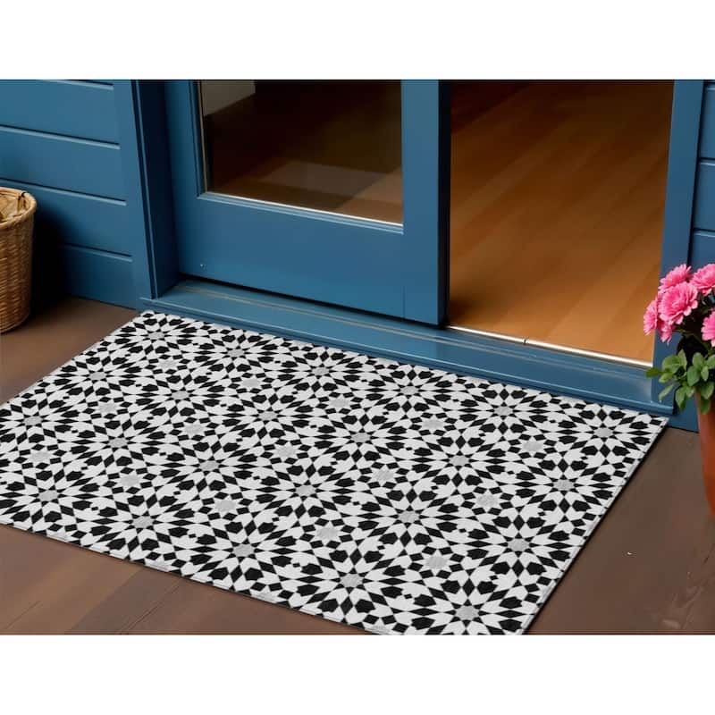 HomeRoots Floral Medallion Transitional Rectangle Outdoor Rug - 3' x 5'