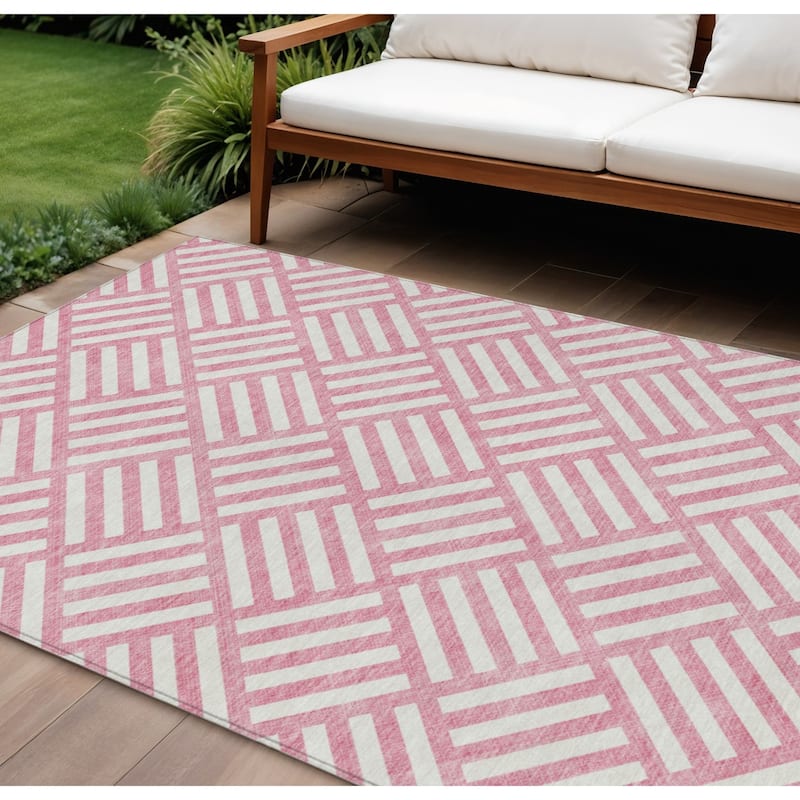 HomeRoots Geometric Transitional Rectangle Outdoor Rug - 8' X 10'