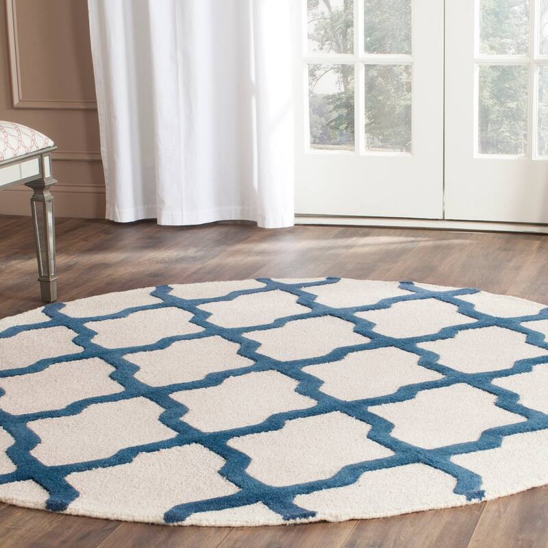 SAFAVIEH Handmade Cambridge Eirny Moroccan Trellis Wool Rug - 6' Round - Ivory/Navy