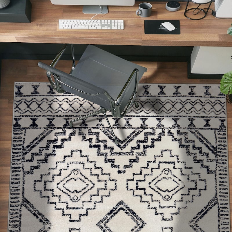 Contemporary Distressed Geometric Area Rug - Cream - 4' x 6'