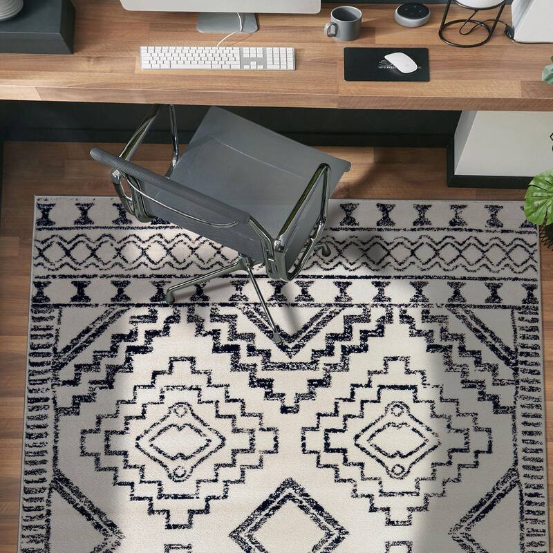 Transitional Bohemian Area Rug, Pet Friendly for Bedroom & Living Room - 4' x 6' - Cream
