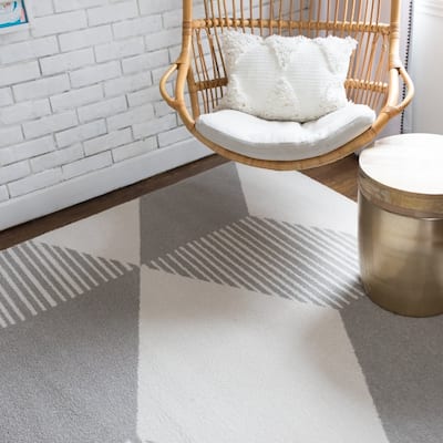 Carson Carrington Iskallebol Geometric Area Rug