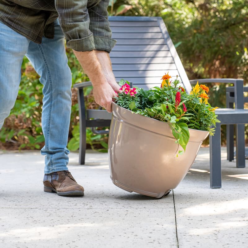 Southern Patio Kittredge Resin 17.5-inch Planter with Wheels