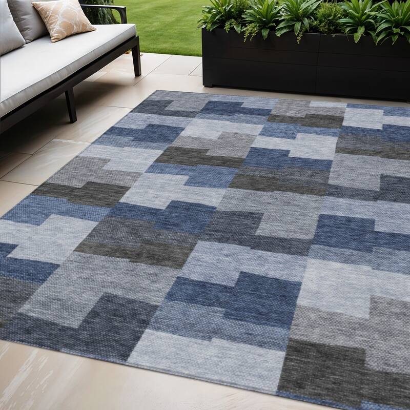 HomeRoots Geometric Transitional Rectangle Outdoor Rug - 5' X 8'