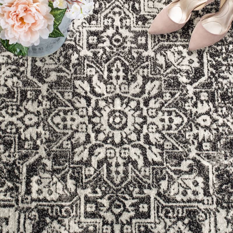 SAFAVIEH Evoke Pety Vintage Distressed Rug