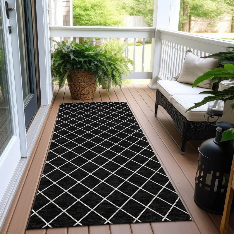 Machine Washable Indoor/ Outdoor Chantille Diamond Trellis Rug - Black - 2'3" x 7'6"
