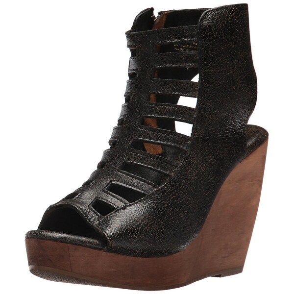 volatile leather sandals
