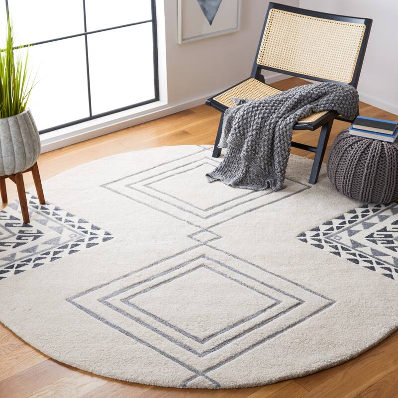 SAFAVIEH Handmade Casablanca Shag Dragulina Tribal Wool Rug - 7' Round - Ivory/Grey