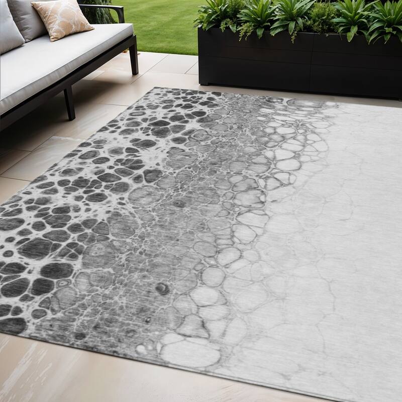 HomeRoots Abstract Transitional Rectangle Outdoor Rug - 5' X 8'
