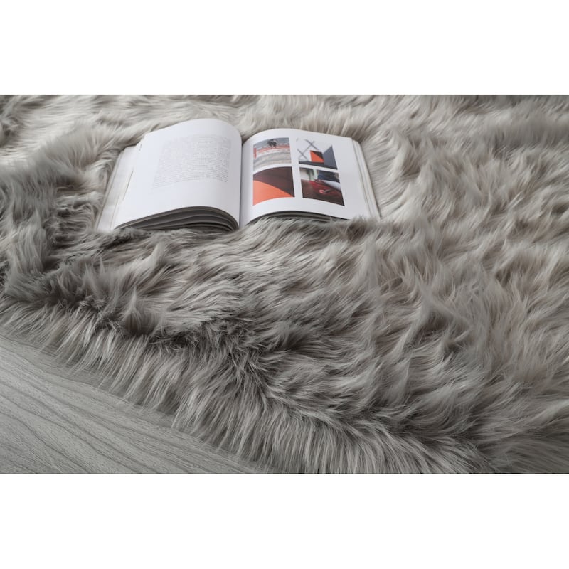 84 in L Ultra Soft Fluffy Faux Fur Sheepskin Area Rug - 6' x 7'