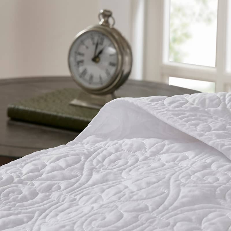 Madison Park Mansfield Reversible Oversized 3-piece Solid Texture Bedspread Quilt Set with Matching Shams