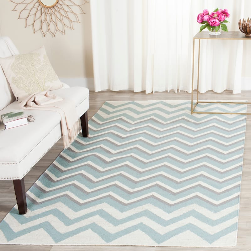 SAFAVIEH Handmade Flatweave Dhurries Refiqe Modern Wool Rug - 4' x 6' - Blue/White