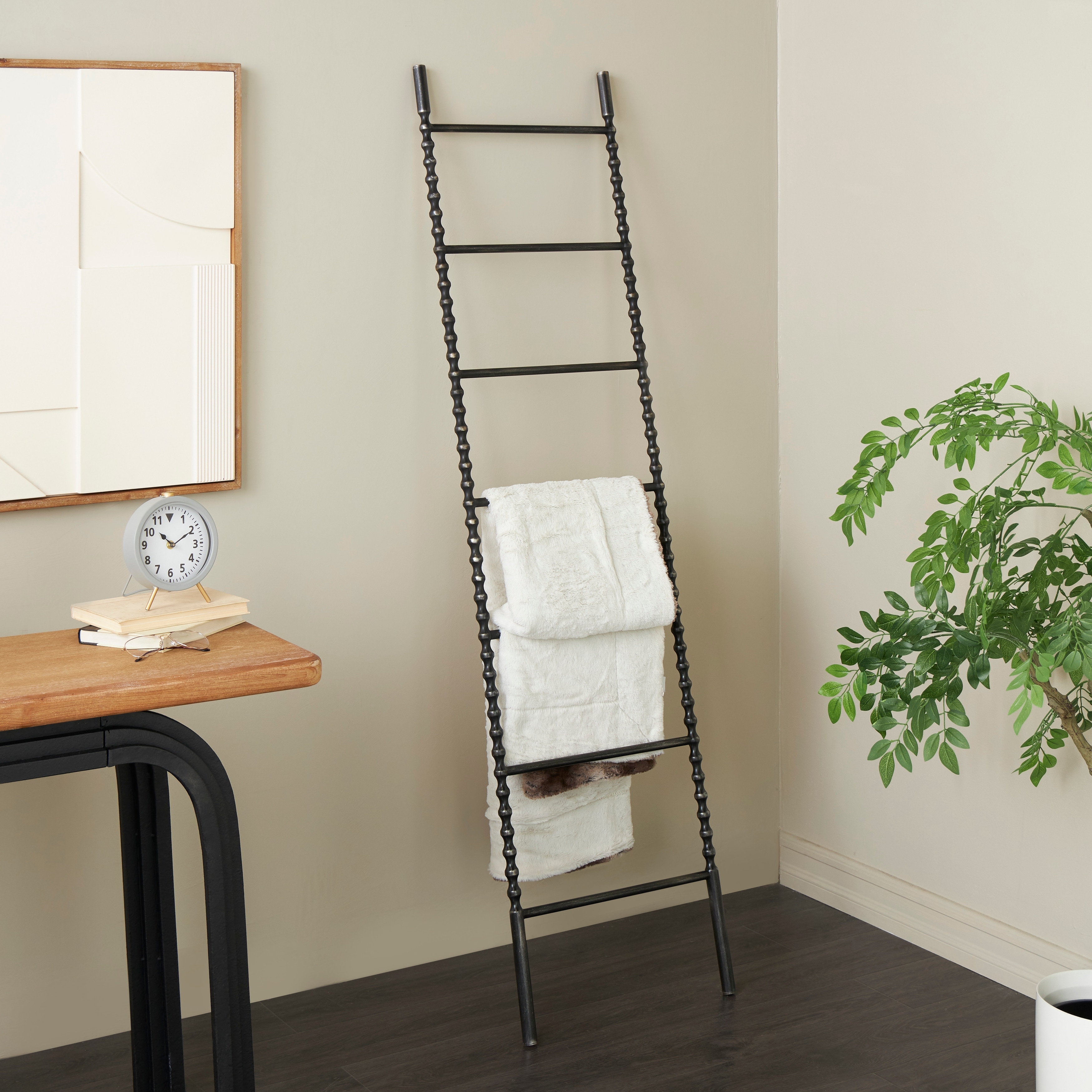 Black ladder top for blankets