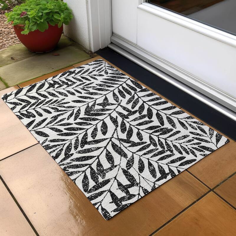 Machine Washable Indoor/ Outdoor Chantille Palm Rug - Black - 1'8" x 2'6"