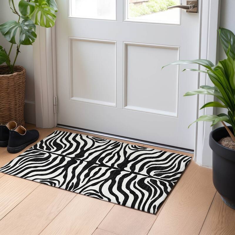 Machine Washable Indoor/ Outdoor Modern Animal Print Chantille Rug - Black - 1'8" x 2'6"