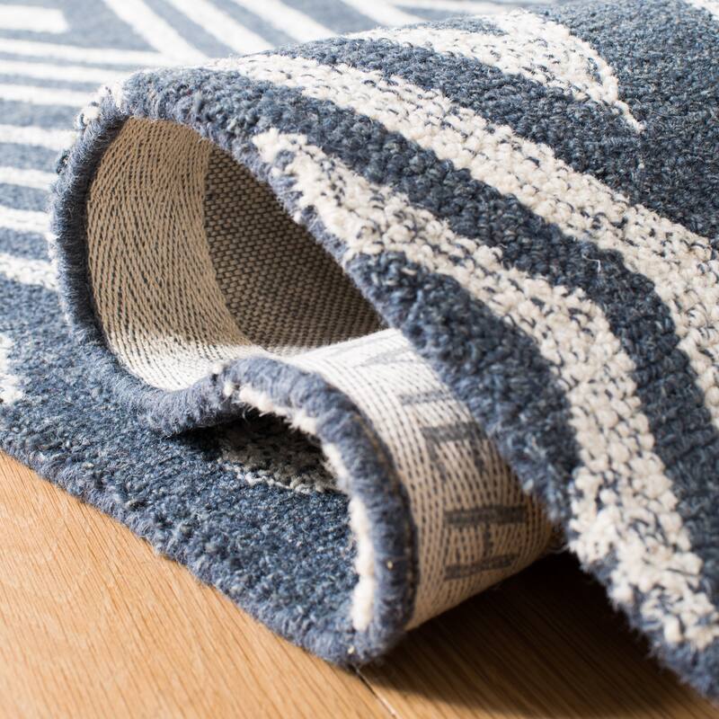 SAFAVIEH Handmade Micro-Loop Hildegund Wool Rug