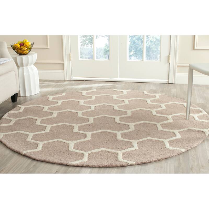 SAFAVIEH Handmade Cambridge Nevila Modern Moroccan Wool Rug - 6' Round - Beige/Ivory