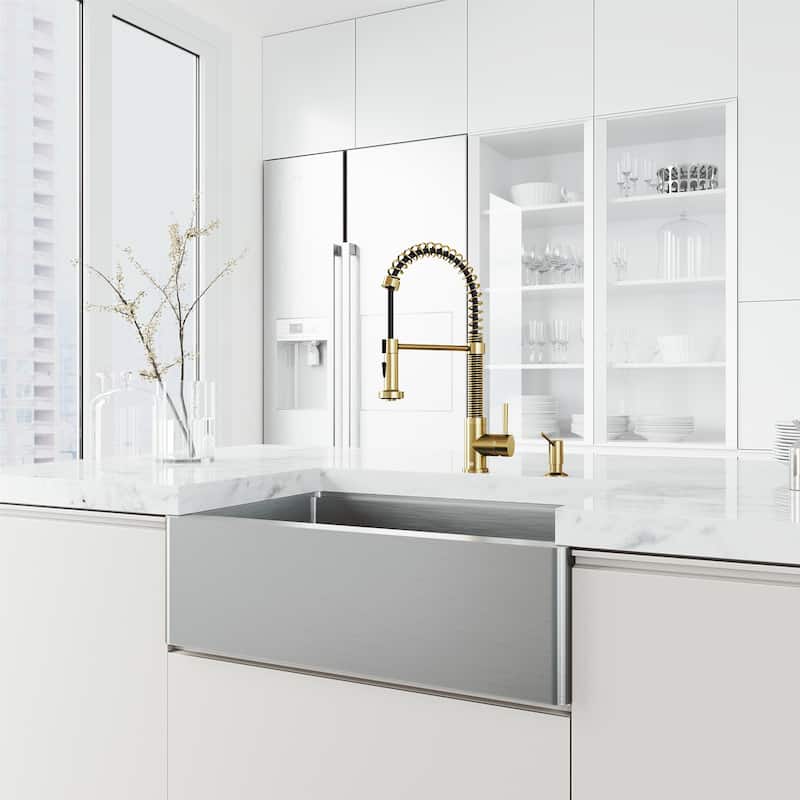 VIGO Edison 19" H Single Handle Pull-Down Sprayer Kitchen Faucet