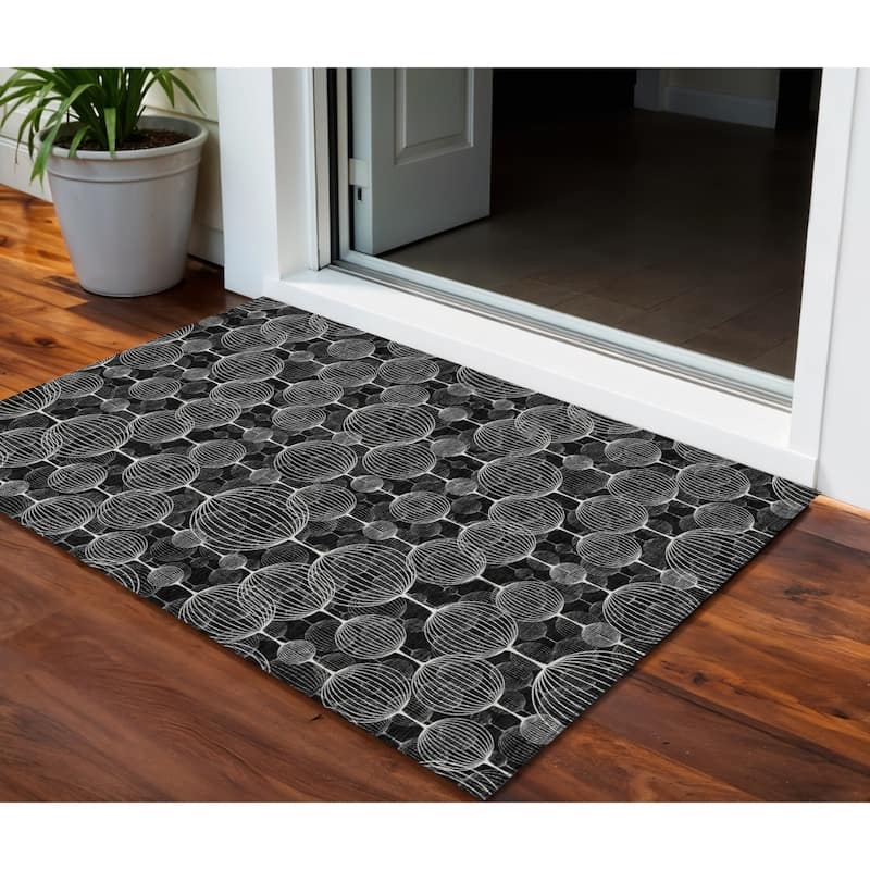 HomeRoots Geometric Transitional Rectangle Outdoor Rug - 3' x 5'