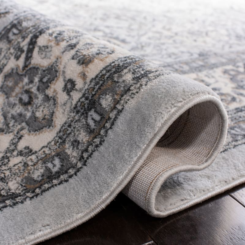 SAFAVIEH Isabella Minola Traditional Oriental Rug