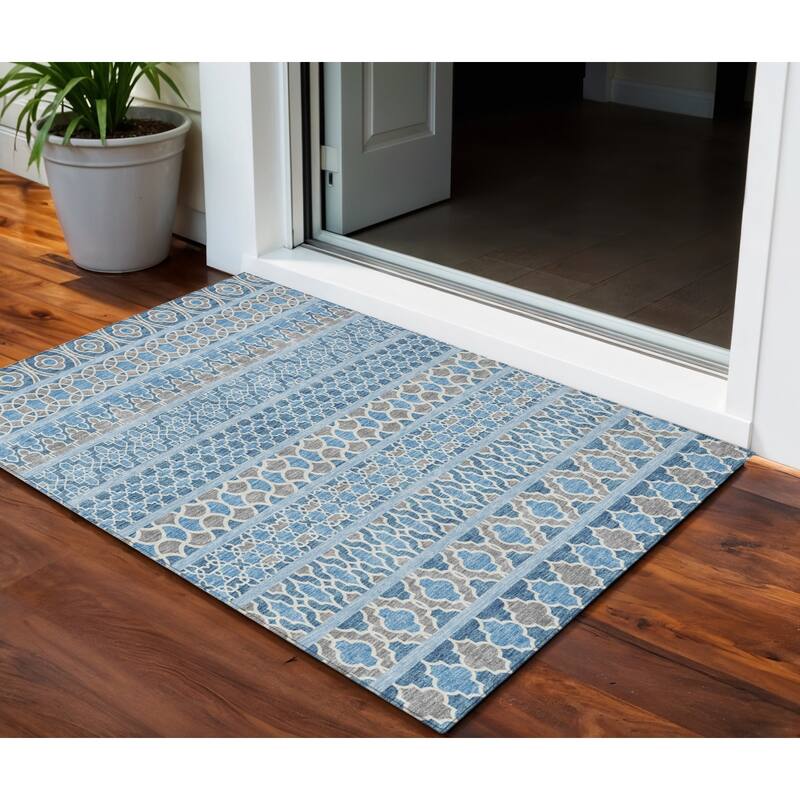 HomeRoots Quatrefoil Transitional Rectangle Outdoor Rug - 3' x 5'